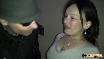 Lola primeste muie in scara blocului si sex de la doi barbati