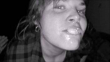 Jetul de sperma ii umple gura dupa o muie brutala