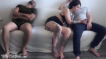 Sotu doarme langa ea pe canapea si tarfa suge pula unui amic