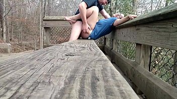 Cuplu de amatori filmati cand fac sex pe banca in parc