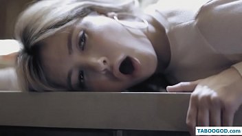 Muie si futai dur cu blonda din Costinesti