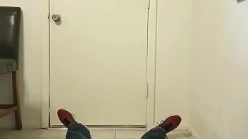 O femeie matura sex la toaleta cu nepotul excitat