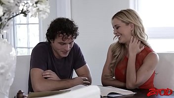 Bona milfa face sex cu student excitat