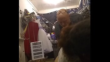 Femeie gravida suge pula in cabina de proba a unui magazin