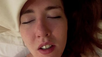 Sora cu floci la pizda dezvirginata de fratele cu erectie