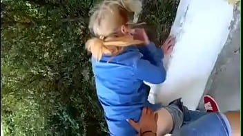 Matura blonda romanca fututa in cur in aer liber