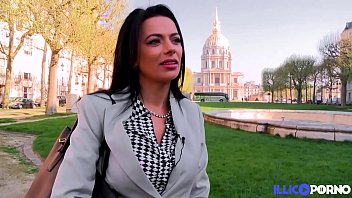 Cosmina o bunaciune porno platita pentru sex