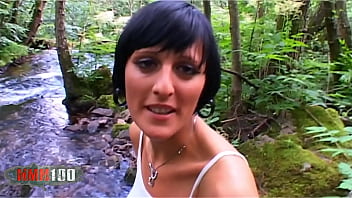 Alicia in padure suge pula si se fute pentru bani