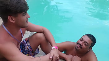 Sta in piscina si isi linge iubita in vagin