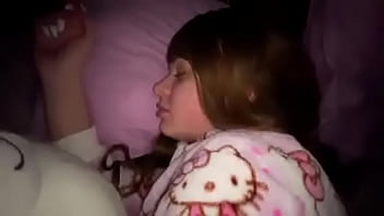 O fute in timp ce doarme si isi da drumu pe pizda ei