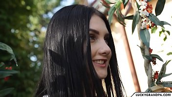 Bruneta adolescenta face sex cu un fotograf in varsta