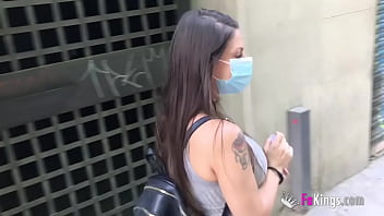 S-a dus sa agate un negru sa o futa