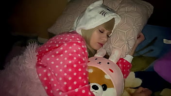 Film porno cu blonde care se fut cand dorm