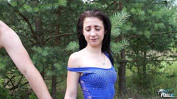 Nicoleta este fututa intr-un parc pana o vede lumea