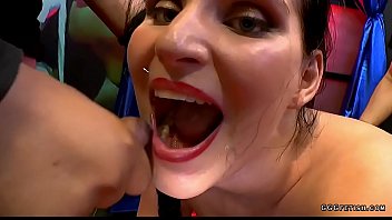 Ma roaga sa fac film porno cu el acasa la mine