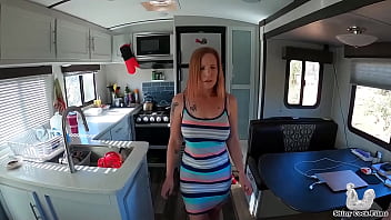 Roscata cu tatele lasate face sex in bucatarie