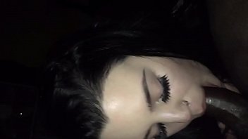 O romanca amatoare suge pula unui negru