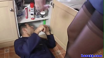 Dupa ce ii repara masina de spalat vecinul ii da putin la buca