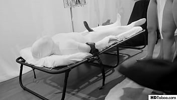 Eleva fututa de cel mai bun amic pe scaun cand se duce pe la ea in vizita