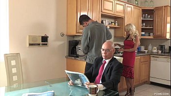 Tatal care citeste ziarul iar fiul ii fute amanta brutal