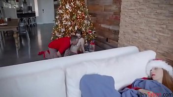 Xxx rapid cu un barbat isi fute nepoatele langa brad