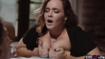 Ii place sa simta pula intre tate