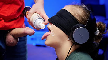 Isi da cu frisca pe pula pentru a face cat mai placuta aceasta partida de xxx oral