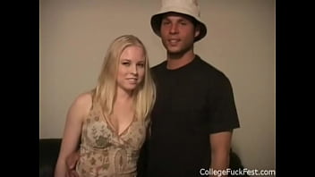 Sportiva blonda primeste bani de la acest golan sa si-o traga