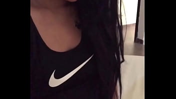 Bruneta xxxi si tatuata se misca in pula ca o profesionista